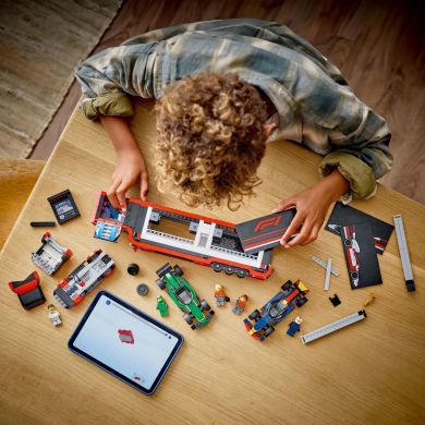 Конструктор Грузовик F1 с автомобилями RB20 и AMR24 LEGO City 60445