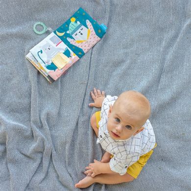 Розвивальна книжка для коляски Taf Toys Що одягне ведмедик Пол 12605, Блакитний