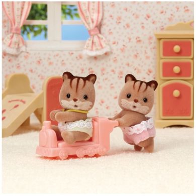 Игровой набор Sylvanian Families Белчата-двойняшки на машинке 5421
