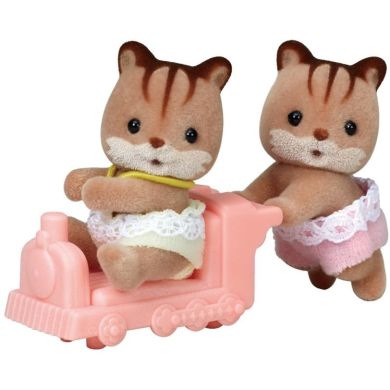 Игровой набор Sylvanian Families Белчата-двойняшки на машинке 5421