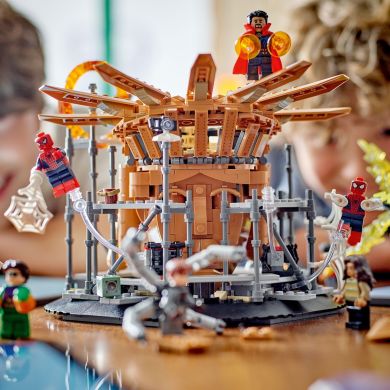 Конструктор LEGO Marvel Вирішальний бій Людини-Павука 900 деталей 76261
