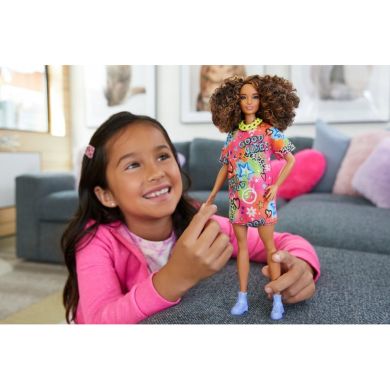 Лялька Barbie Барбі Модниця в яскравій сукні-футболці HJT00