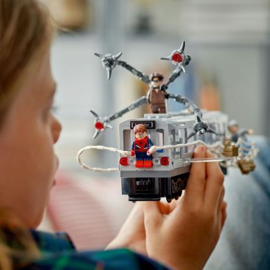 Конструктор Человек-Паук против Дока Ока: Сцена в метро LEGO Super Heroes 76321