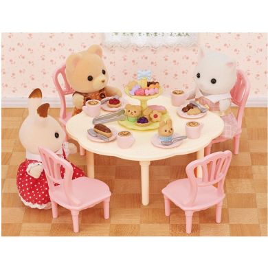 Стіл зі стільцями та набором для солодкої вечірки Sylvanian Families 5742