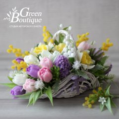 Сувенірна композиція в плетеному кошику з весняними квітами Green boutique 118