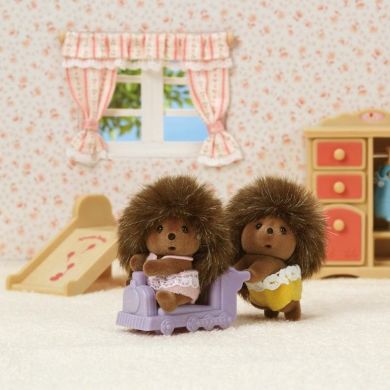 Игровой набор Sylvanian Families Ежи-двойняшки на машинке 5424