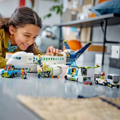 Конструктор Пасажирський літак LEGO City 913 деталей 60367