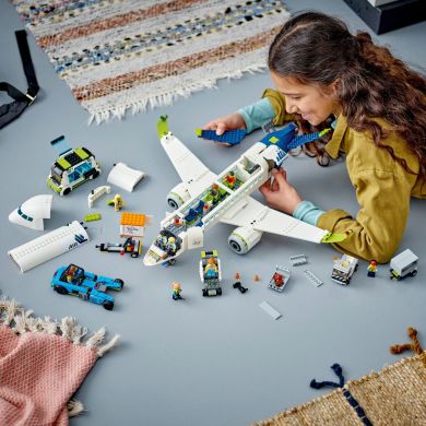 Конструктор Пасажирський літак LEGO City 913 деталей 60367