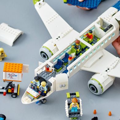 Конструктор Пасажирський літак LEGO City 913 деталей 60367