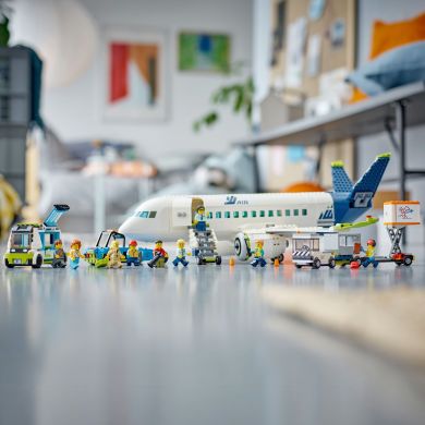 Конструктор Пассажирский самолет LEGO City 913 деталей 60367
