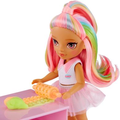 Ігровий набір з лялькою RAINBOW HIGH серії Littles КОНДИТЕРСЬКА КЕНДІ (з аксес.) 522058