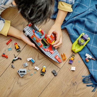 Конструктор LEGO City Човен пожежної бригади 144 деталей 60373