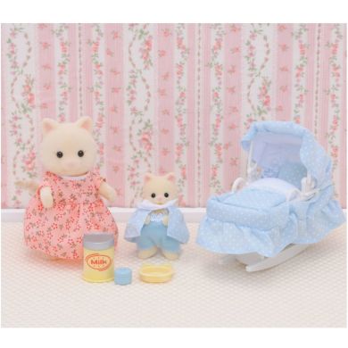 Игровой набор Sylvanian Families Мама-кошка с малышом и люлькой 5433