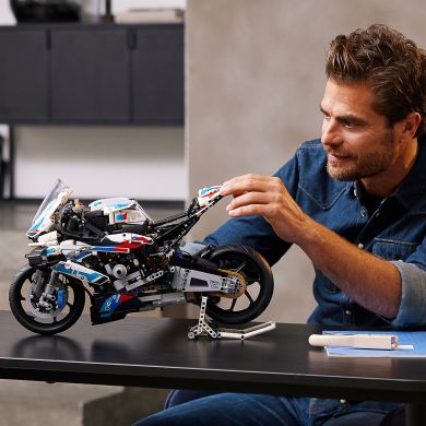 Конструктор BMW M 1000 RR LEGO TECHNIC 1920 деталей 42130