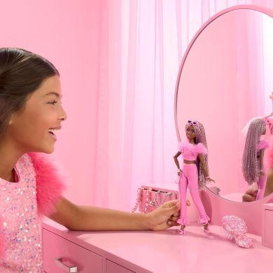Кукла Barbiecore модница в костюме с перьями Barbie HYV28