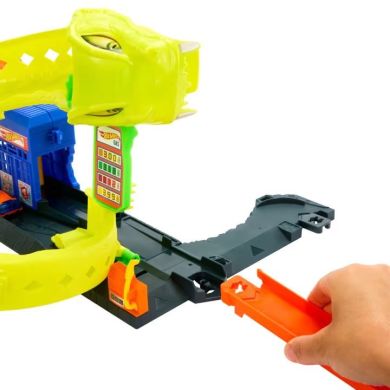 Ігровий набір Спіральна атака Змії серії Небезпечні створіння Hot Wheels JBM63