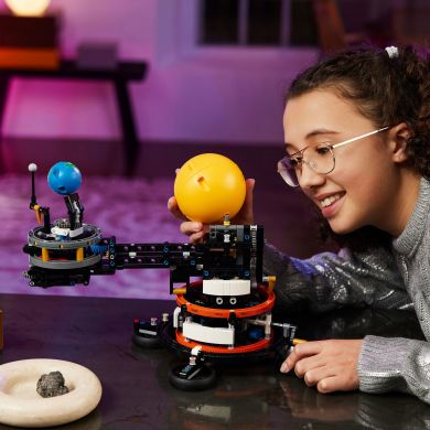 Конструктор Земля та Місяць на орбіті LEGO TECHNIC 42179
