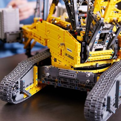 Конструктор LEGO Technic Гусеничный подъемный кран Liebherr LR 13000 2883 деталей 42146